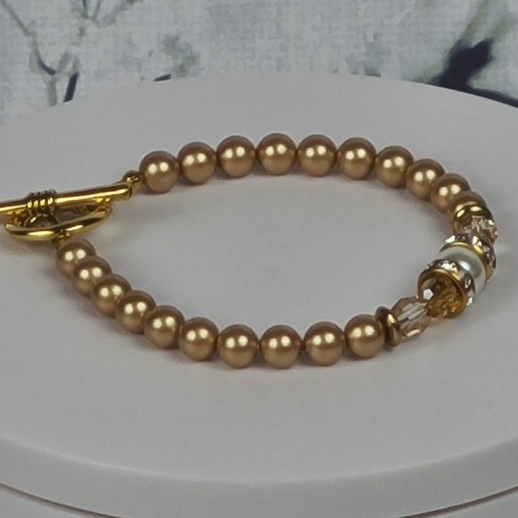 Elegant Gold Bracelet - Picture 2 of 4